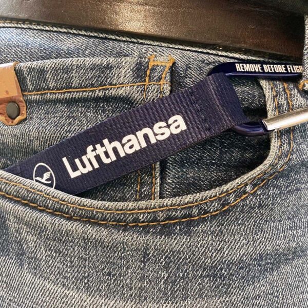 Remove Before Flight Karabiner Schlüsselanhänger Lufthansa blau