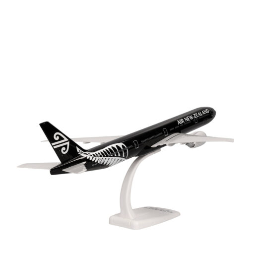 Herpa Wings Snapfit 1:200 Air New Zealand Boeing 777-300ER ZK-OKQ 612777 – Bild 4