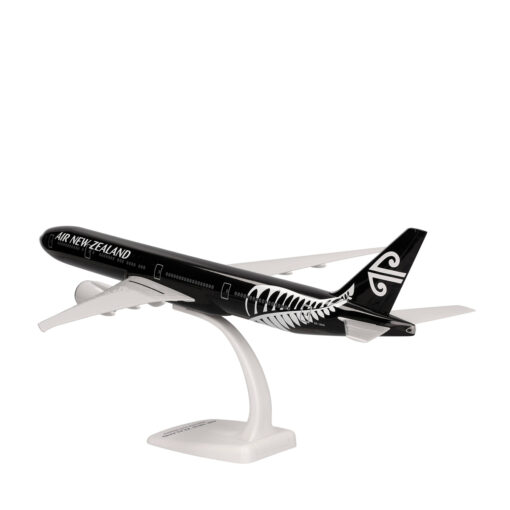 Herpa Wings Snapfit 1:200 Air New Zealand Boeing 777-300ER ZK-OKQ 612777 – Bild 3