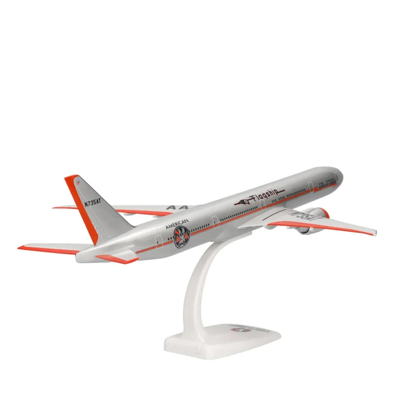 Herpa American Airlines Snapfit Flugzeugmodell 1:200 Boeing 777-300ER Flagship Heritage Livery N735AT