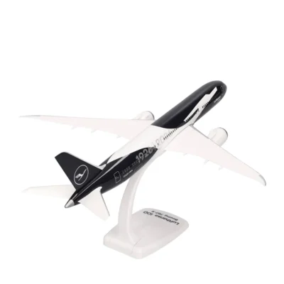 Herpa Snapfit Lufthansa Boeing 787-9 Dreamliner Flugzeugmodell 1:200 D-ABPU „Berlin“ „100 Jahre“