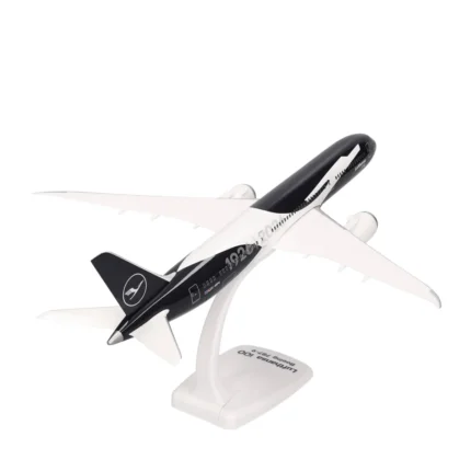 Herpa Snapfit Lufthansa Boeing 787-9 Dreamliner Flugzeugmodell 1:200 D-ABPU „Berlin“ „100 Jahre“